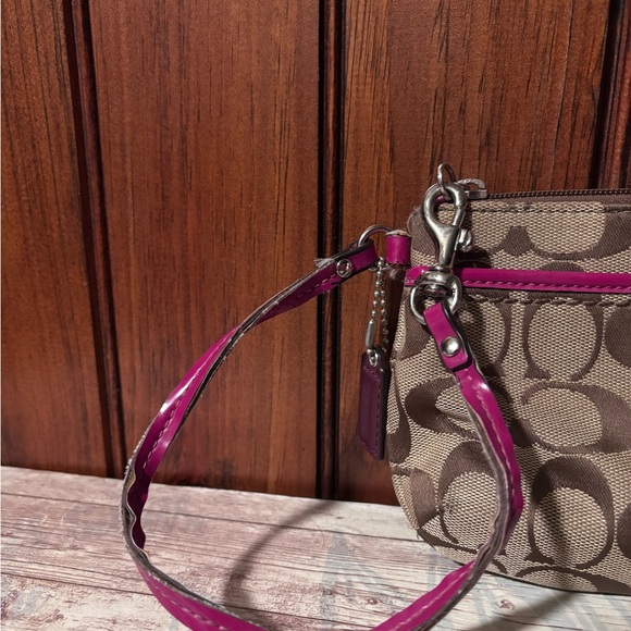 Coach signature C canvas wristlet - Picture 2 of 12